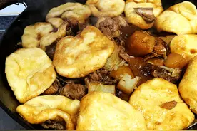 最近特馋铁锅炖，外面吃太贵，买只土鸡在家炖，热乎乎一大锅真香图片