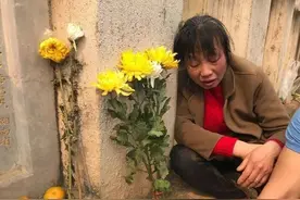 她23岁守寡一生未改嫁，35年后在丈夫坟前痛哭：我带儿子来看你了图片