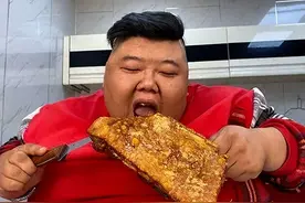 吃播界四巨头：泡泡龙和闻味哥已经没了，恩克吐血，胖猴仔也危险图片