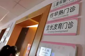 7岁女孩胸部发育，医生：性早熟影响身高，原因和吃的无关图片