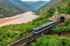 铁道兵报社编辑梅梓祥题为《光荣与梦想，属于勇敢攀登的人》图片