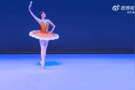 45岁姐姐坚持跳芭蕾提升自己 太美了 网友：这状态像25岁。图片