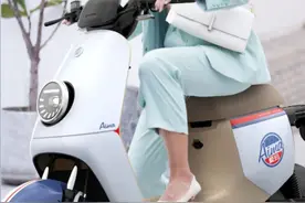 爱玛、小刀新车来袭，符合新国标，造型年轻时尚，能跑100公里图片