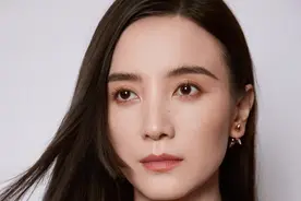 41岁宋佳与大7岁绯闻男友挽手逛街超甜蜜，动作亲密毫不避讳图片