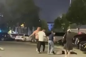 闹大了！光膀男抱摔后续：被摔男已死，倾家荡产，牢底坐穿！图片