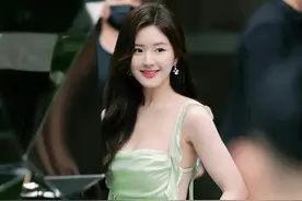 赵露思穿性感抹胸裙后背全露，吊带滑落险走光，表情惊恐慌忙救场图片