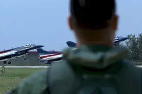 八一飞行表演队的歼-10C长得有点特别，是不是最新的改进型号？图片