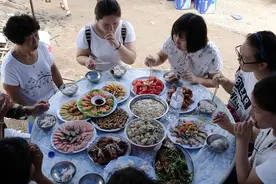 2020年儿子收到清华通知书，父亲要宴请全村，村长：通知书有错字图片