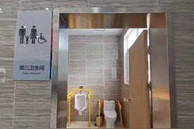 第三卫生间建设滞后，六岁男童进女卫生间引争议图片