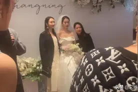 王鸥参加妹妹婚礼！礼服故意穿西装不抢新娘风头，端茶递水没架子图片