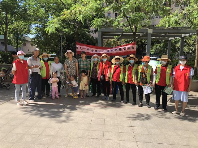 东湖新技术开辟区豹澥街分类专班黄金堂社区开展清洁家园活动