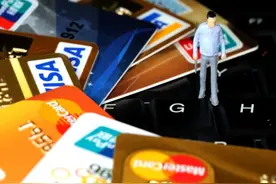 每个月都用信用卡透支，但每个月都准时还款，银行会冻结信用卡吗图片