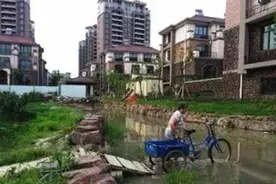 06年苏州人家拒绝拆迁，坚守十余年每日淌水出门，如今只剩烂菜地图片