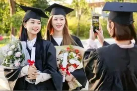 普通家庭的孩子即便是985、211大学毕业，也难当公务员、难进国企图片