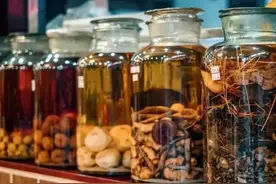 蛇酒会变质吗？男子挖出30年前的蛇酒，一杯下去耳朵红了一整天图片