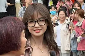 路人镜头下的王冰冰也太美了，网友直言：真不敢相信她33岁了图片