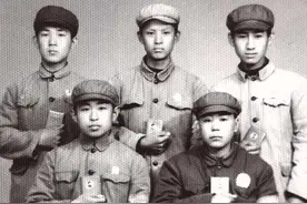 文革初期，最吃香的是军用品，军装、军帽、军挎、军用皮带……图片