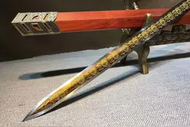 李连杰是舞刀弄枪的，李小龙是练搏击的，赤手是打不过持刀的图片