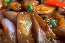 炒茄子时，记住不要先放油，多加两步，茄子不发黑不吸油，真下饭图片