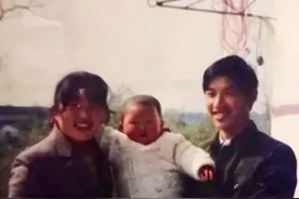 50岁养父把垃圾桶弃婴养成博士，24年后亲生父母想花50万买回她？图片