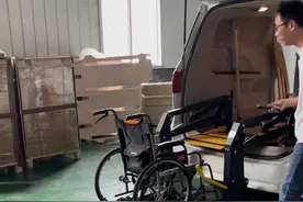 车载轮椅升降机，让老年人或行动不便的人士出行变得更简单图片
