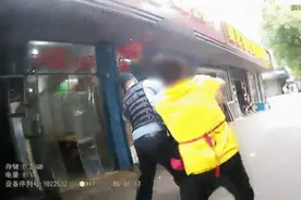 2019年，江苏一饭店女老板抄铁棍暴打闺女被刑拘：她30岁还没嫁人图片
