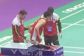 羽毛球帅哥李诗沣比赛现场换短裤没挡住|腹肌体育生图片