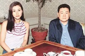 李嘉欣出席富豪派对，与刘銮雄妻子甘比同场比美，珠光宝气显奢华图片