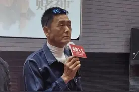 周润发现身上海老太多，皱纹如树皮双眼难睁开，模样消瘦引人担忧图片