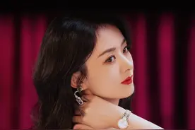 赵丽颖长发微卷魅力十足 与狗狗合拍画面超有爱图片