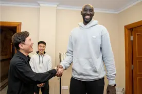 新疆男篮正式签约塔克-法尔 2米28长人将成为球队新的内线大闸图片