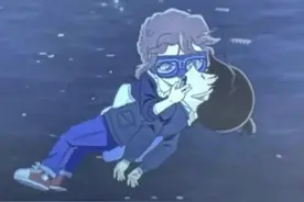 纯爱战士倒地，柯南与灰原哀亲了上了热搜！之后灰原哀又亲了小兰图片