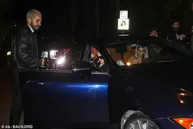 63岁麦当娜梳“争议性”麻花辫亮相，笑到嘴变形，神秘男子再陪伴图片