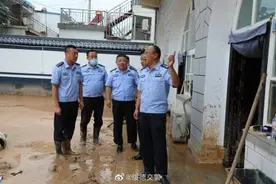 绥德县公安局党委委员、交管大队大队长杨海涛检查指导崔家湾中队防汛救灾工作并慰问执勤民、辅警图片