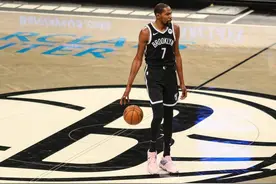 杜兰特真的废了，遇见塔图姆就被打爆，离开勇士啥也不是图片