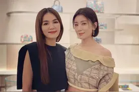 留长发Ella美到认不出！露脐衫蕾丝裙散发女人味，同框贾静雯不输图片