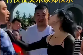 女网红当街殴打游客！因泼水节不满被对方泼水，拳打脚踢很嚣张图片