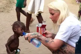 6年前，那个被白人美女喂水喝的2岁非洲小男孩，后来怎么样了？图片