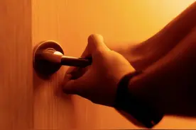 新加坡女子被困卫生间整整4天，没想到，之前的网购救了她图片