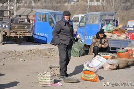 七旬老人闲不住打核桃卖，三元钱一斤买10斤送20斤，看咋回事图片