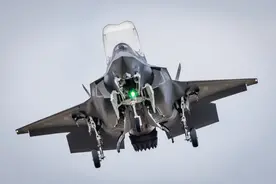 歼35战机亮出真身，若改进短距垂直型，075两攻可碾压美闪电航母图片