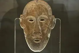 湖北一农民割草时，意外掉入千年洞穴，无意间，发现洞中有张人脸图片