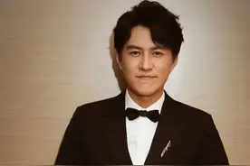 靳东在街道拍戏被围观，现场拥挤一片混乱，导演发火赶人语气太凶图片