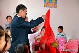 40岁穷光棍娶35岁不孕剩女，两人相依为命，5年后媳妇奇迹怀上了图片