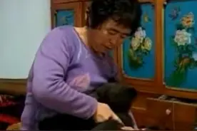 2010年，辽宁农妇义务养大被遗弃的黑熊，竟比小孩还听话不愿离开图片