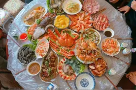 大连人的年夜饭有多硬核？海鲜摆满一大桌，网友：真有过年样图片