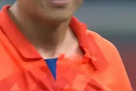 马宁再陷争议判罚！张弛形成单刀，球衣被弗兰克撕烂，仅黄牌警告图片