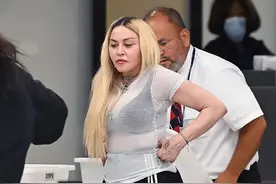 64岁麦当娜和16岁黑人儿子逛街，穿运动服像胖大妈，曾有16个男友图片