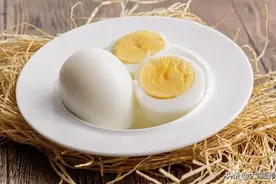 水煮蛋的正确做法，记住4个技巧，蛋壳一拉就掉，蛋黄鲜嫩不噎人图片