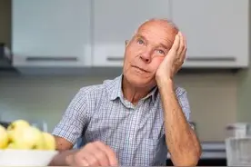 老人的积蓄，交由谁保管安全又合适，这位大爷的做法值得我们借鉴图片